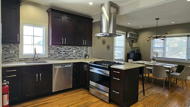 Foto del edificio - 55 Lakeview St