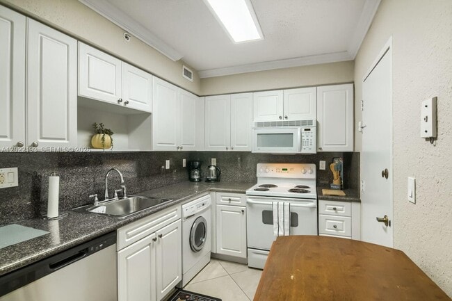 Building Photo - 2501 S Ocean Dr