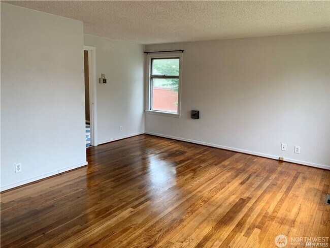 Building Photo - 2bd/1ba Seattle Home