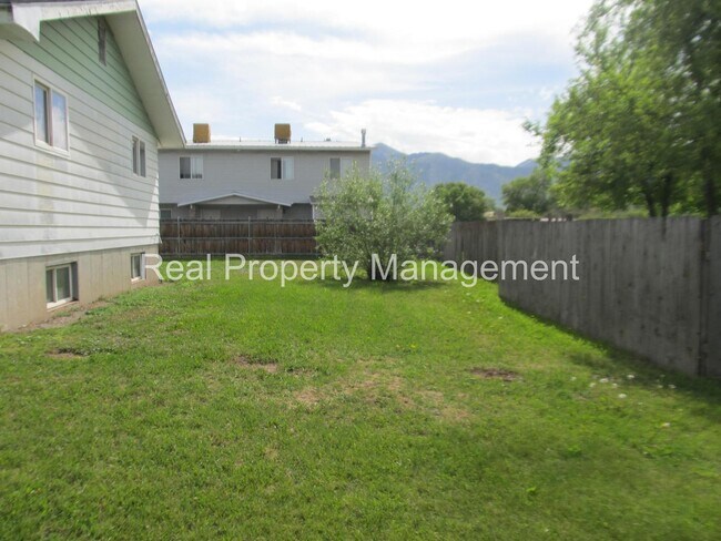 Building Photo - A 4 Bed, 2 Bath House, Available in Novemb...