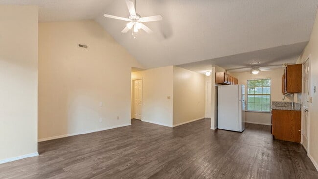 Building Photo - "Cozy 3-Bedroom Fayetteville Home with Mod...