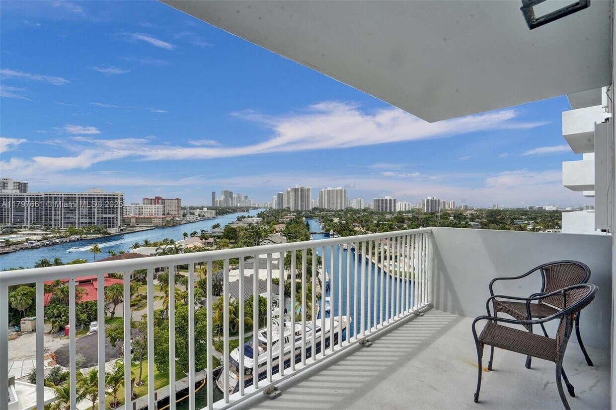 Foto principal - 137 Golden Isles Dr