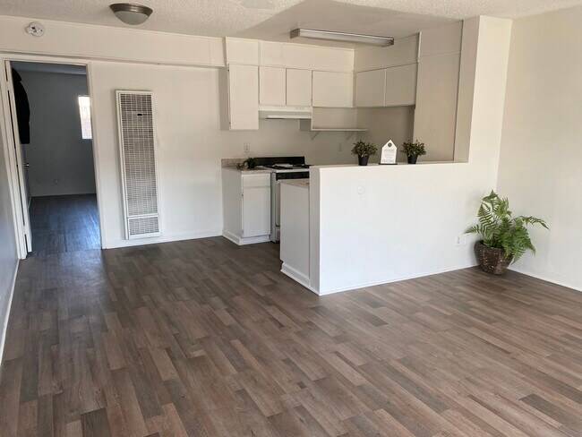 Foto del edificio - 6721 Riverton Ave
