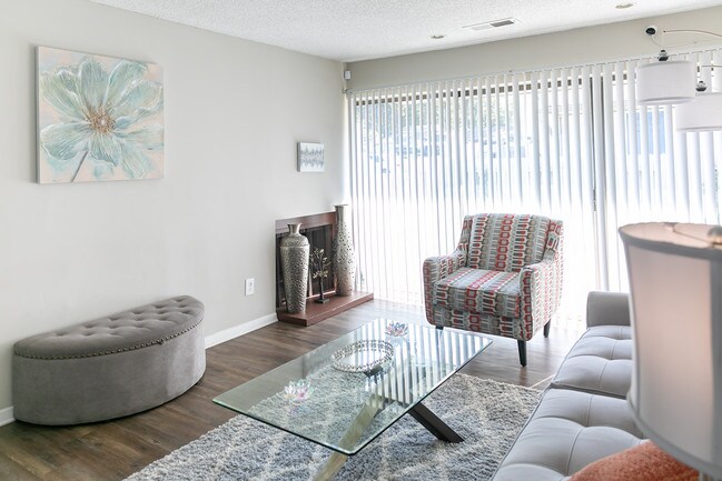 Foto del edificio - Emerald Park Apartments
