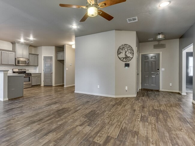 Building Photo - Newer Home + Putnam City Schools + 3 bedrooms