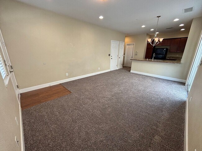 Building Photo - Cute, quiet townhome in Carson City
