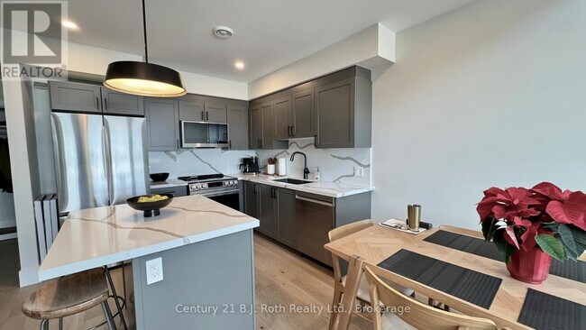 Building Photo - 302 - 11 TREETOPS LANE