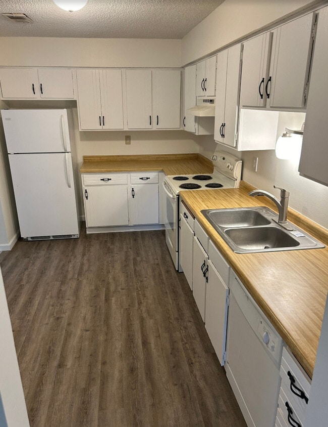 Kitchen - Unit 1 - 16075 Joplin Ave