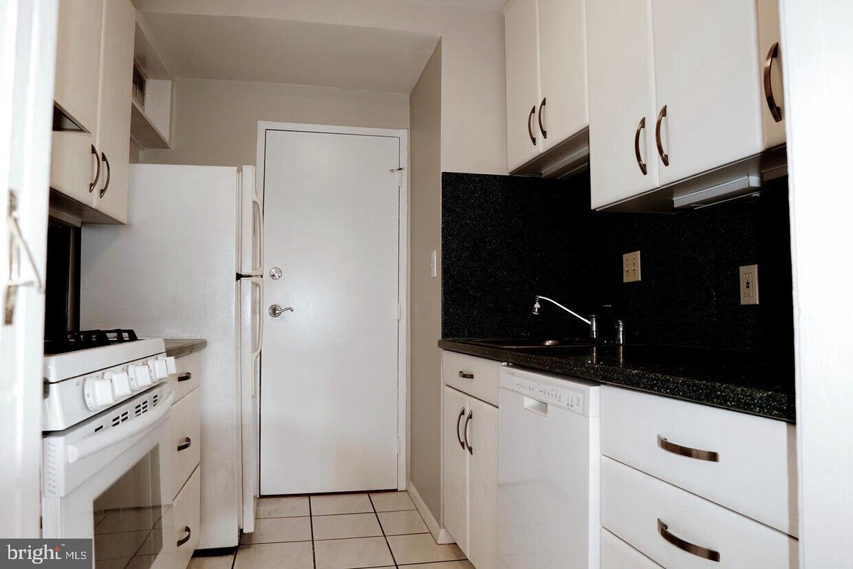 Foto principal - 3900 Tunlaw Rd NW