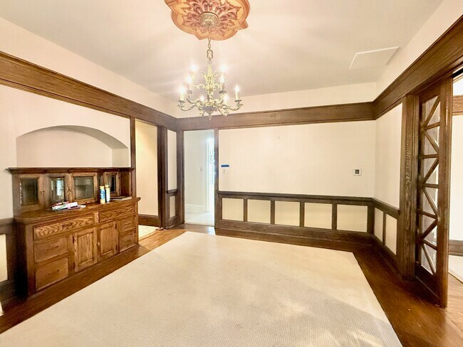 Foto del edificio - 2723-25-25A N Downer