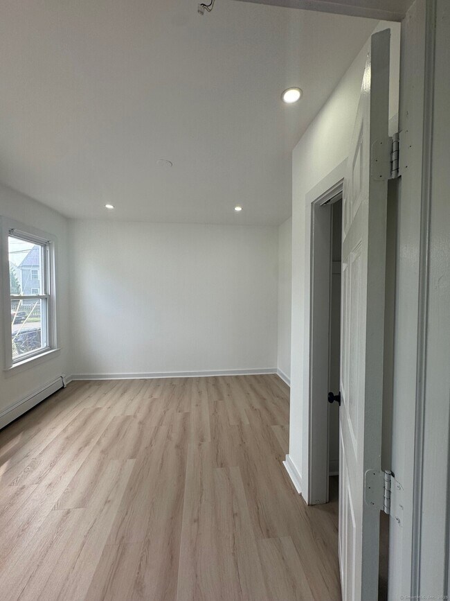 Building Photo - 142 Cowles St