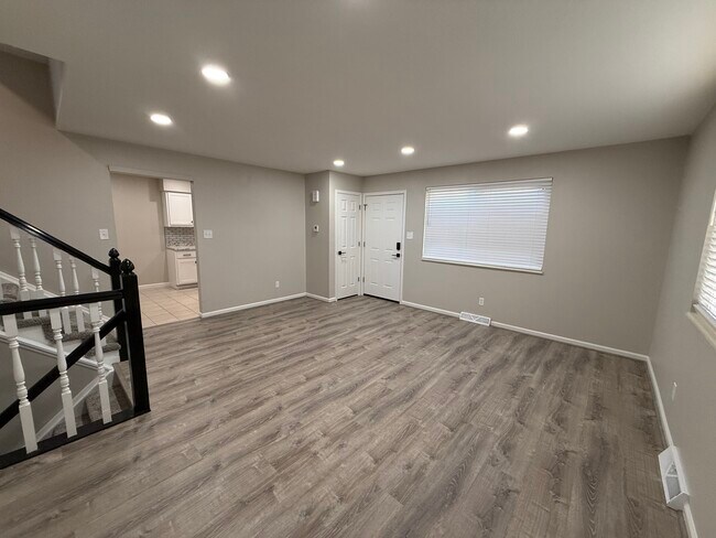 Entrada a la sala de estar - 5918 Newcombe Ct