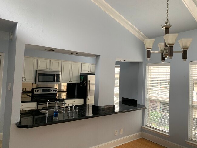 Building Photo - 5928 Sandhurst Ln