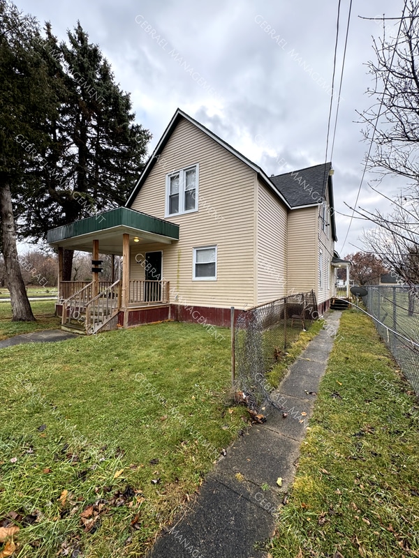 Building Photo - 1822 Lapeer Ave