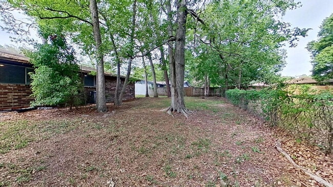 Building Photo - Welcome home to this beautiful brick 3-bedroom