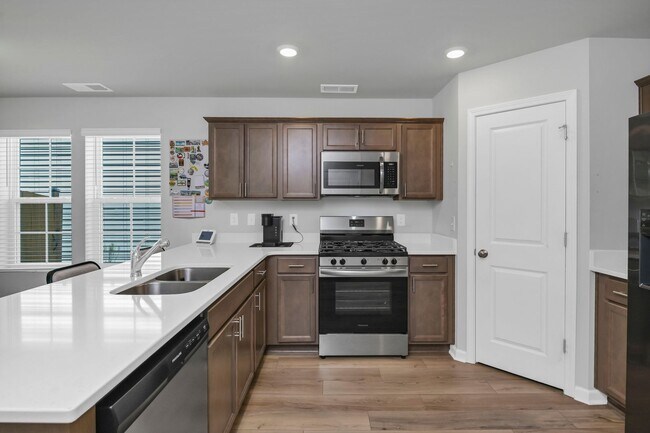 Foto del edificio - Modern Comfort with Fenced Backyard in the Heart of Lexington