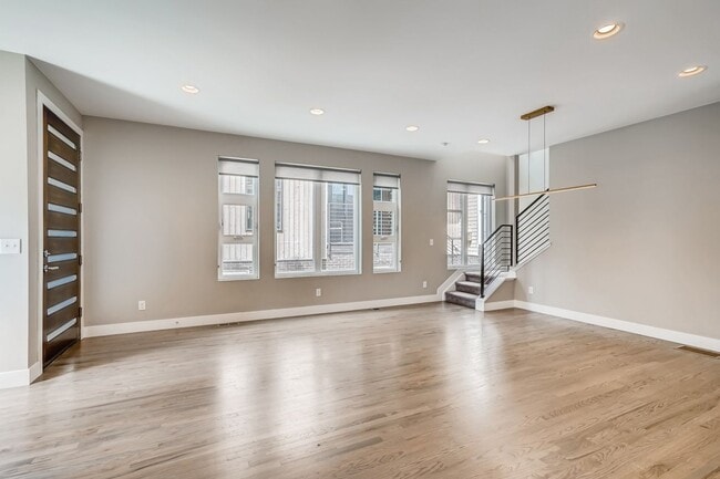 Building Photo - 3 Bedroom Townhome for Lease!