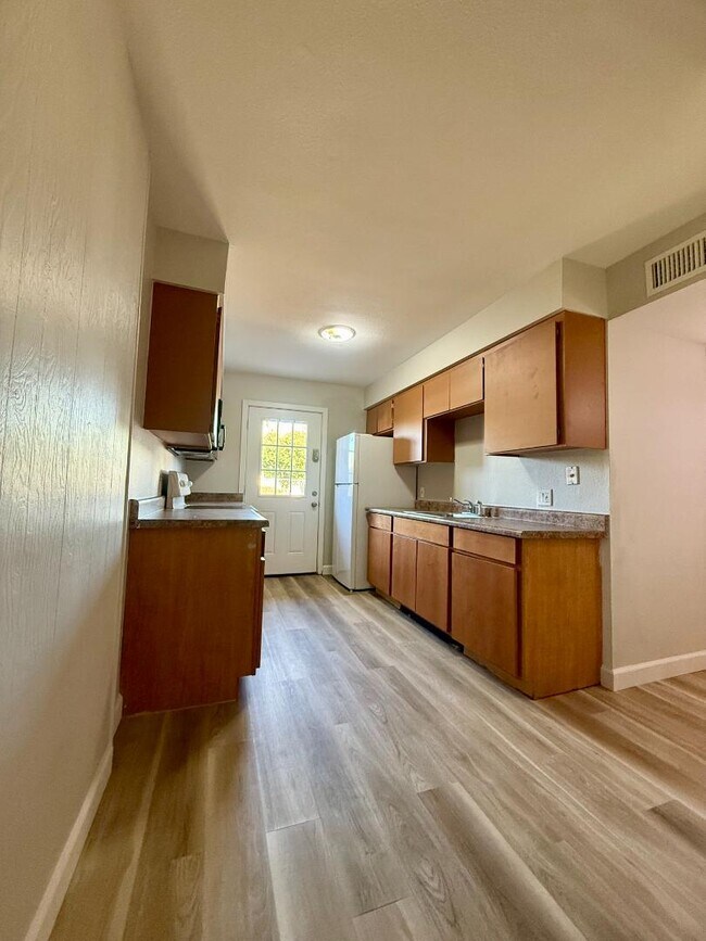 Foto del edificio - 825 E 5th St