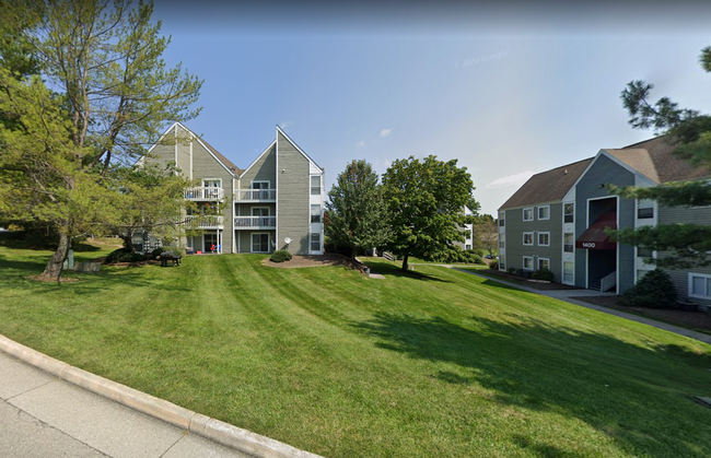 Building Photo - 1440 Seneca Dr