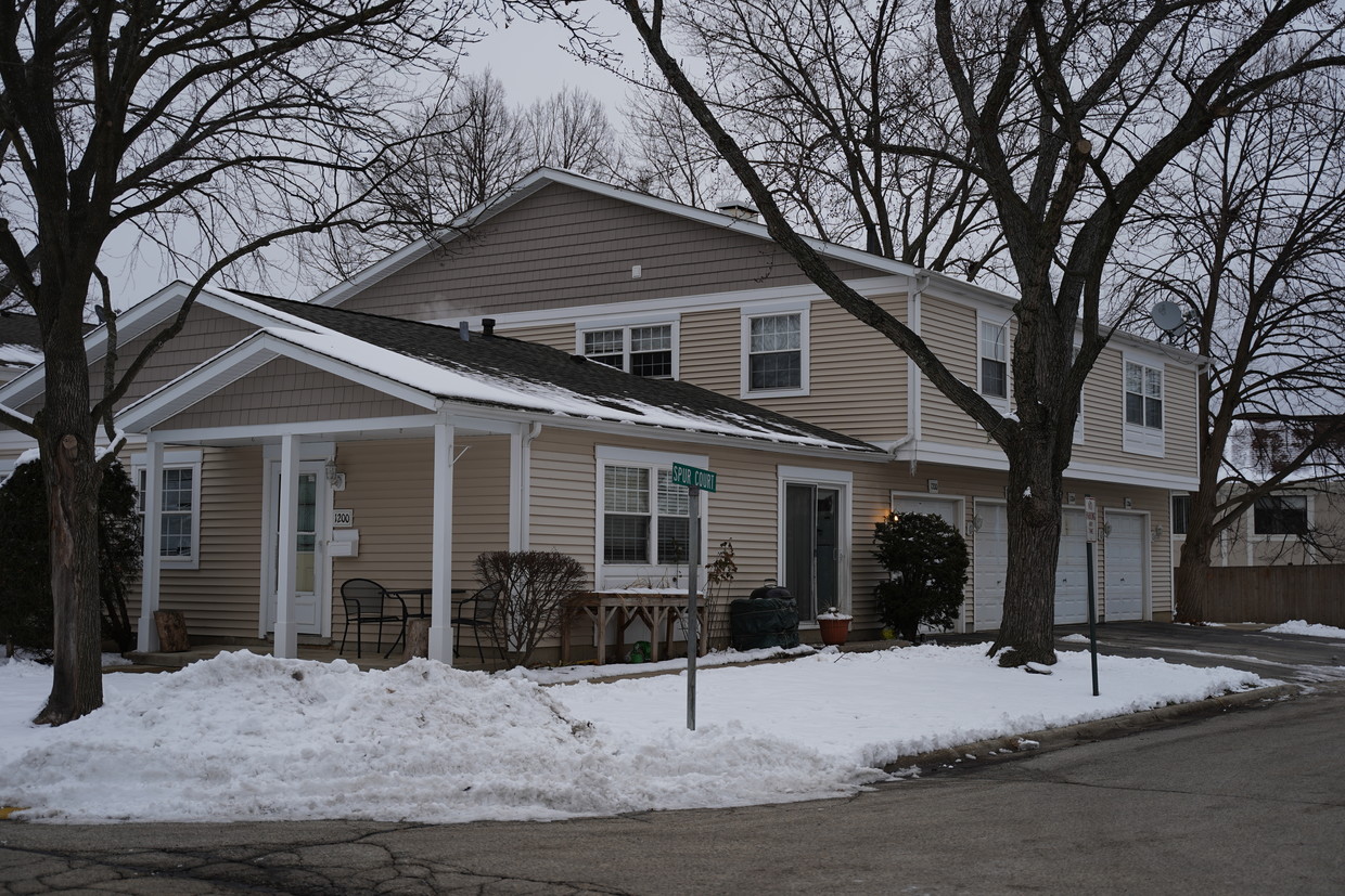 Primary Photo - 1202 Spur Ct