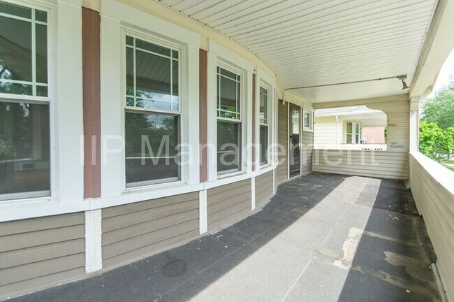 Building Photo - Spacious 5BD UP Home in Shaker Hts.