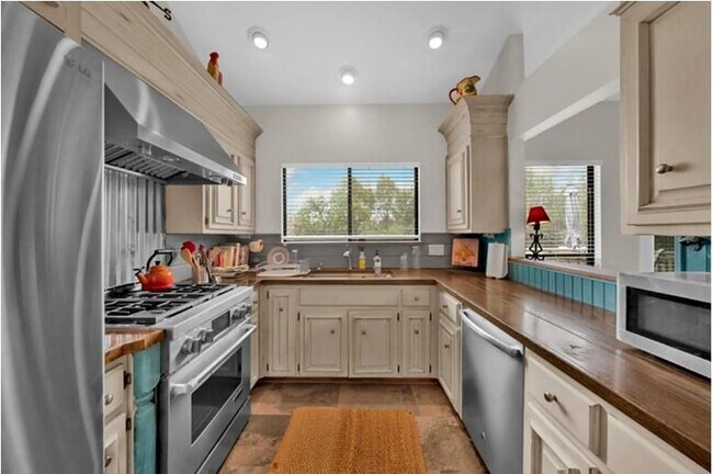 Foto del edificio - 4404 Travis Country Cir