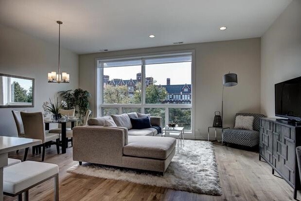 Foto principal - 2522 W Addison St