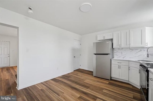 Building Photo - 6123 Glenmore Ave