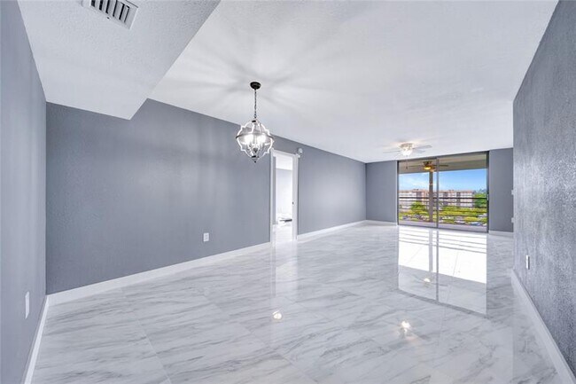 Building Photo - 1100 St Charles Pl