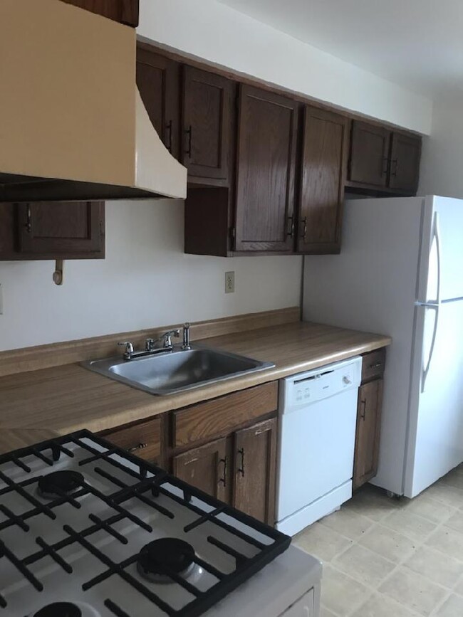 townhouse kitchen - Kenyon Court Apartments