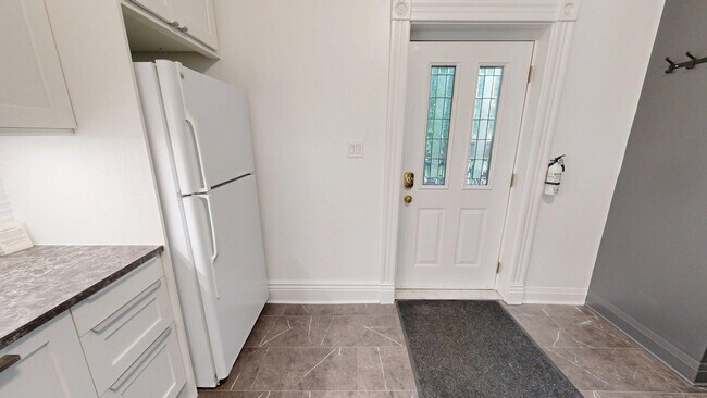 Building Photo - BEAUTIFULLY RENOVATED WOODFIELD ONE BEDROO...