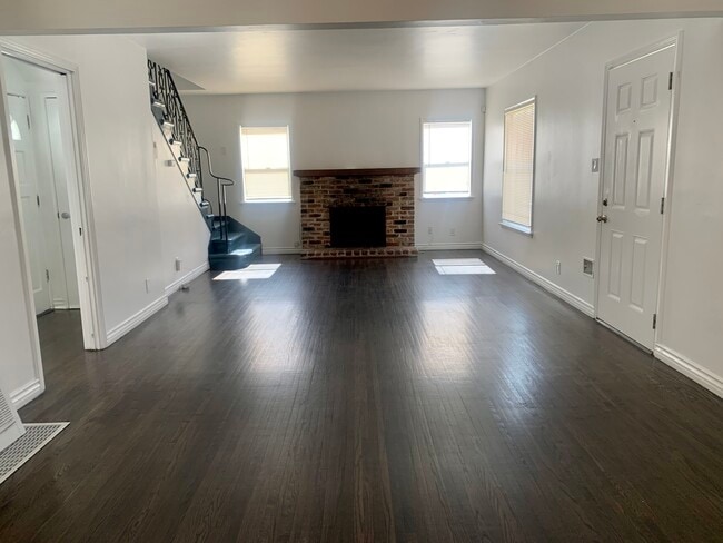 Living Room w/ Fireplace - 5612 Edgemar Ave