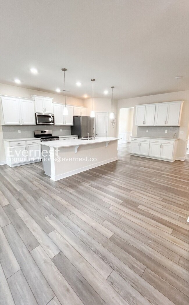 Building Photo - 5 Bed/3 Bath Home with Garage / Pet-Friendly / Available Now!