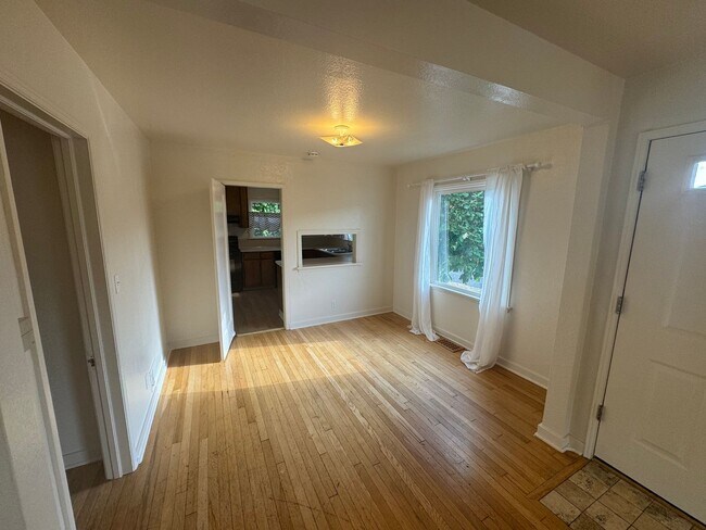 Building Photo - Available Now! 3 Bedroom Home Near OSU – $...