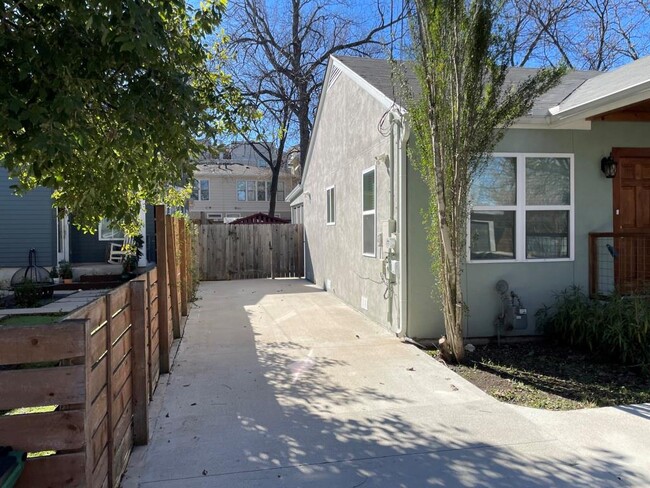 Building Photo - 1511 Dexter St