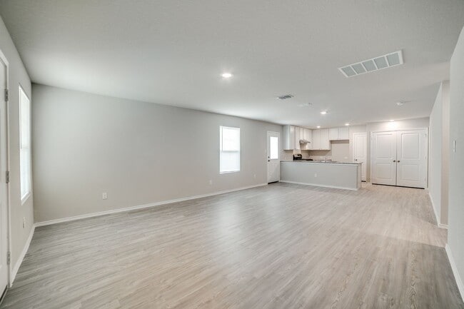 Building Photo - 3 Bedroom and 2 Bathroom home located in Cardinal MHP