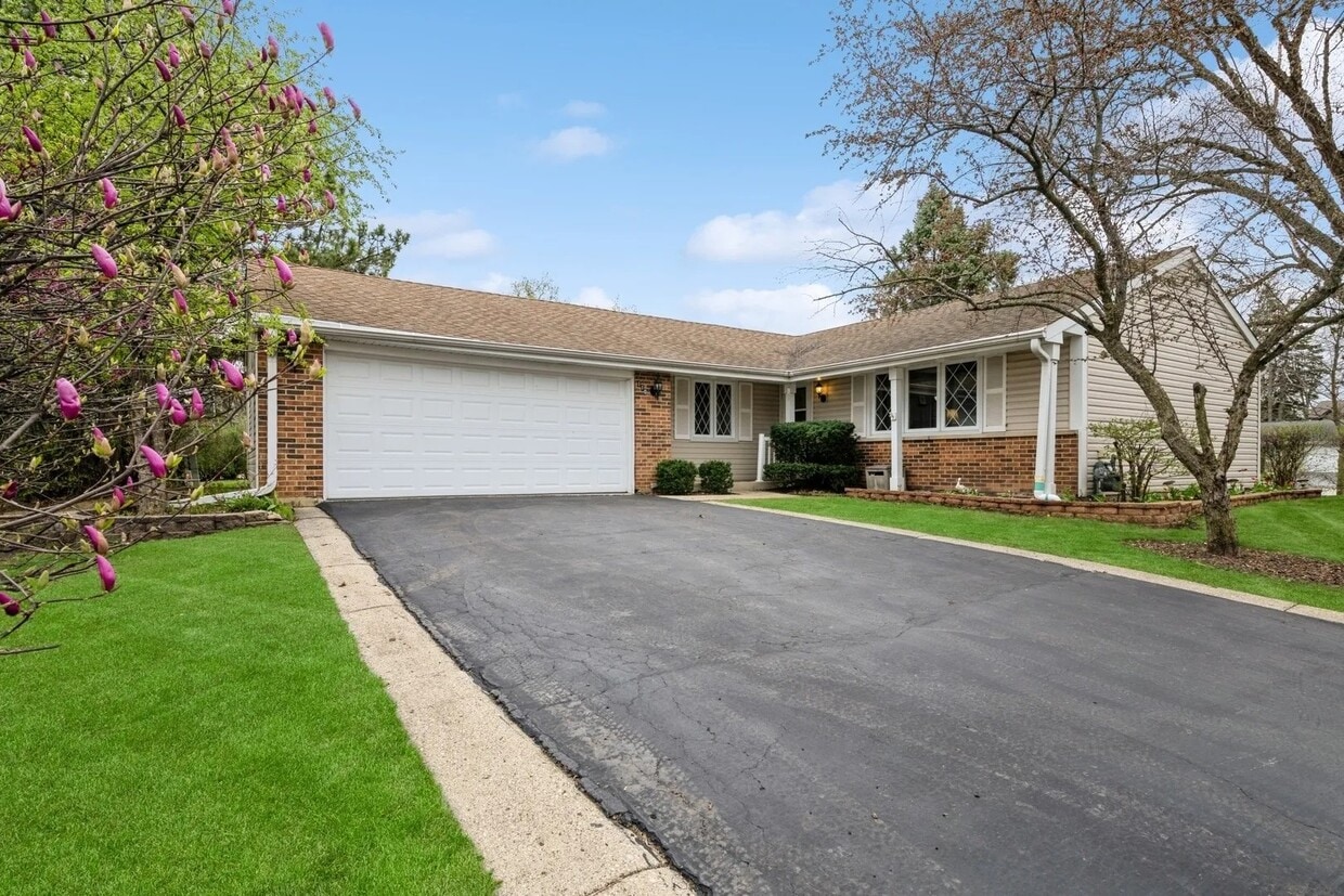 Primary Photo - 110 Green Meadow Ct
