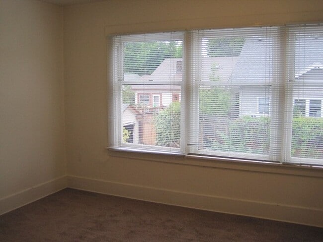 Building Photo - Live in Wallingford and Be Close to Everything!
