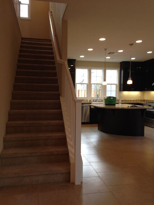 Building Photo - Gorgeous Model Spacious Folsom Unit!