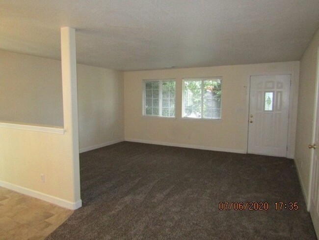 Building Photo - P0060 - 522-524 Briarwood Dr. (HW)