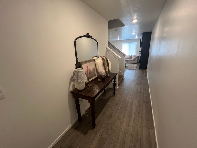 Entry way from front door - 986 E Manifest Ln