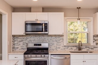 Building Photo - 9360 Brentwood Dr