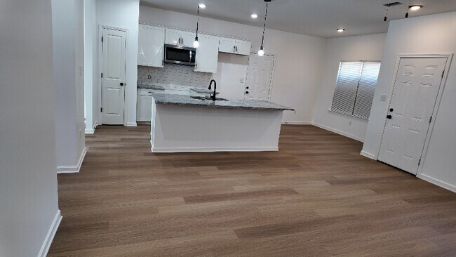 Foto del edificio - 698 Delta Rd