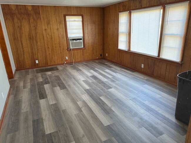 Building Photo - Freshly remodeled 2 bed 1 bath on corner l...
