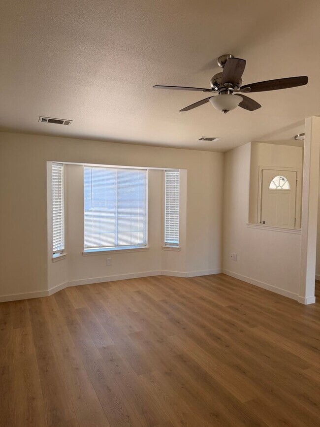 Foto del edificio - Updated 3-bedroom, 2-bath home in Redding