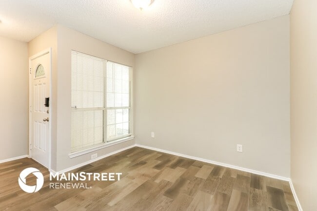 Foto del edificio - 6111 Inks Lake Dr