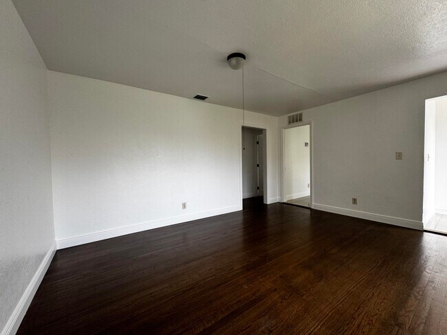 Foto del edificio - 1221 N J St
