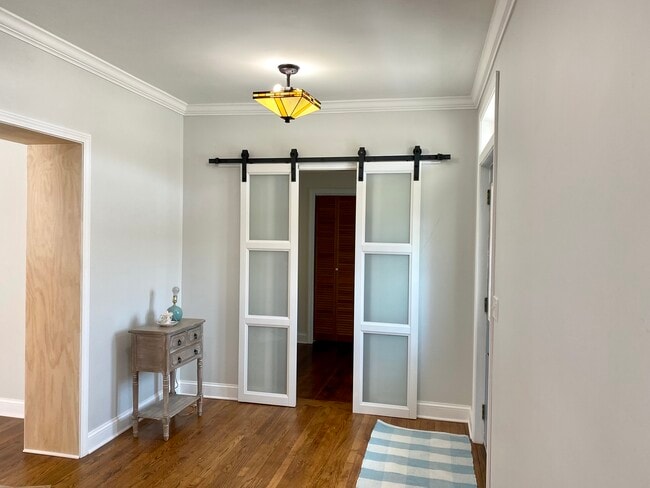 Entry- perfect study, office. - 16 Monroe St