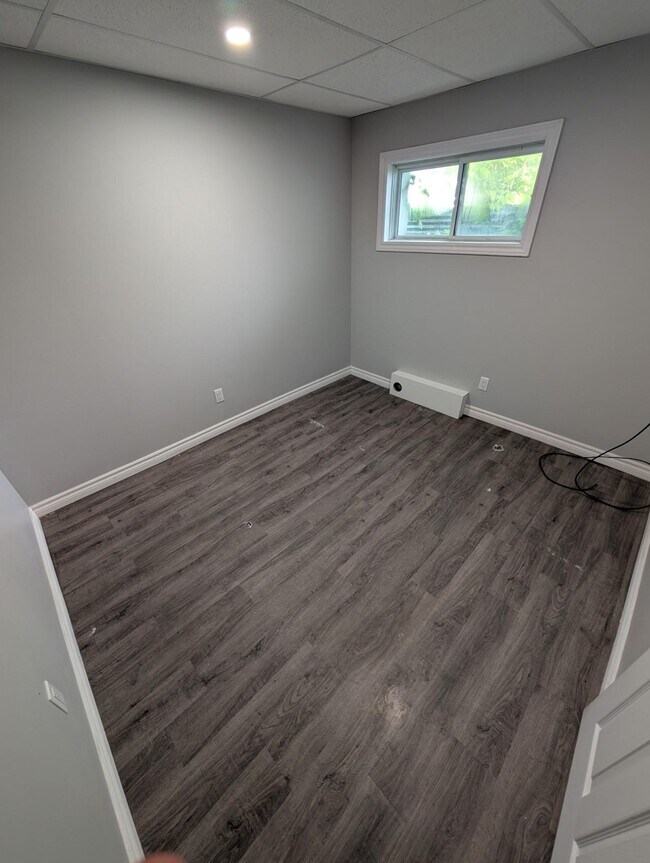 Photo du bâtiment - 2 Bedroom Basement Unit Available – All Ut...