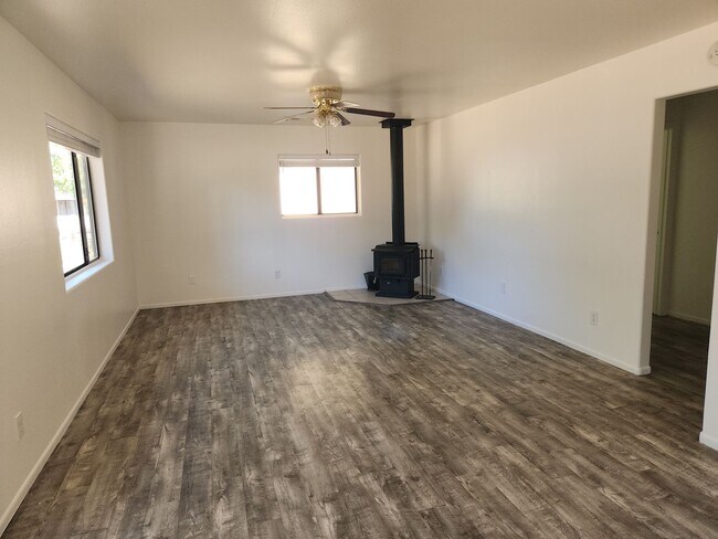 Foto del edificio - Adorable 2 bed / 2 Bath with large carport